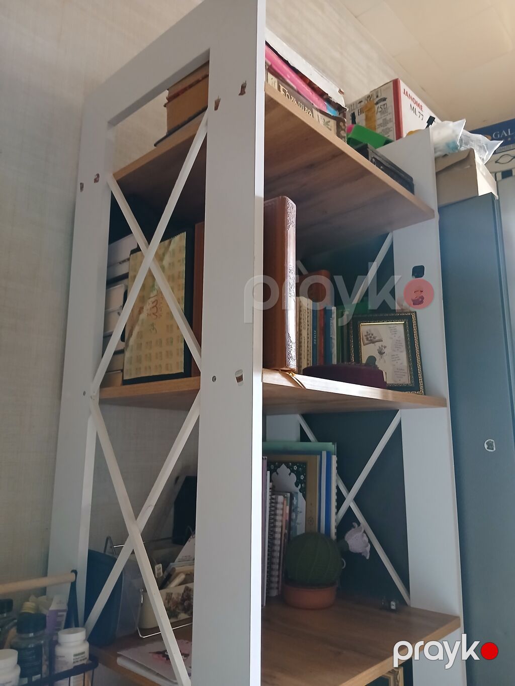 Ağ kənarlı, taxta rəfləri olan çoxrəfli şkaf. Kitab şkafı kimi və — Rəflər, Bakı (2)