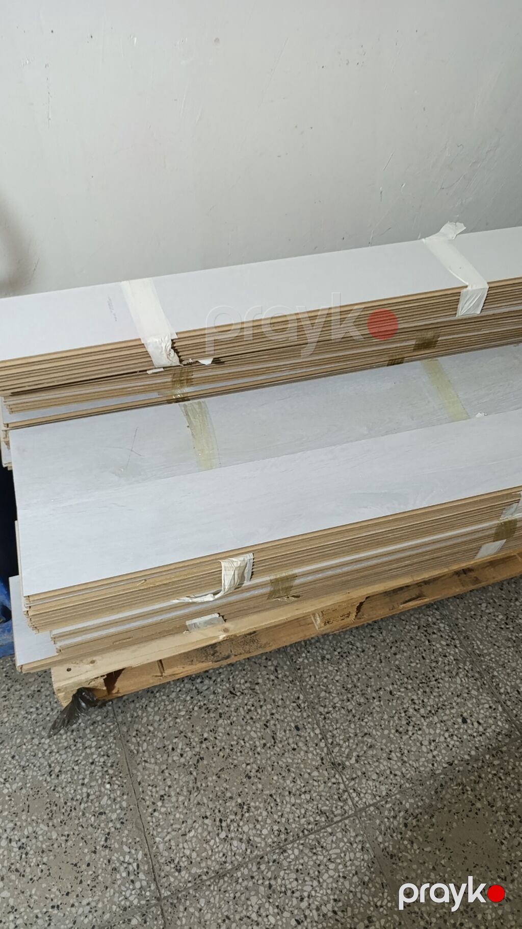 Açıq boz rəngli laminat döşəmə taxtaları - Material: Laminat (taxta — Döşəmə örtükləri, Bakı (2)