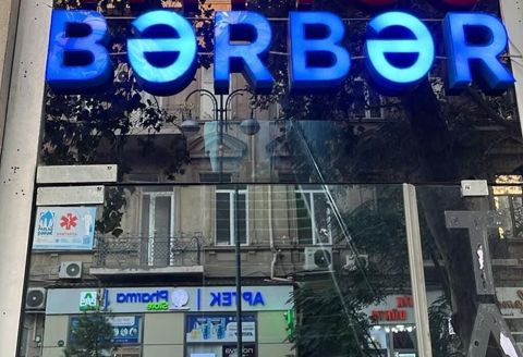 Bərbər reklam lövhəsi – işıqlı, hündür relyef hərflərlə “Bərbər” — Bakı