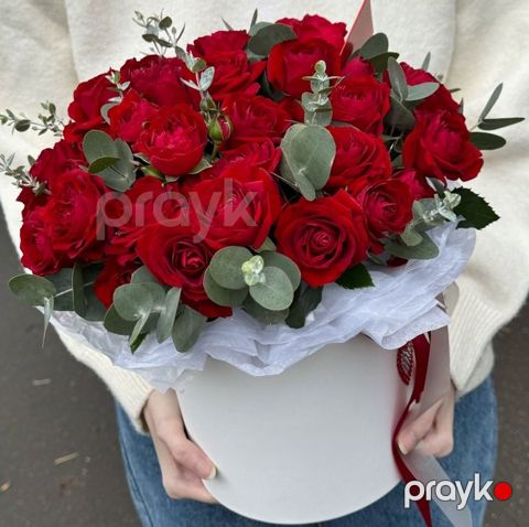 Qutuda Qırmızı Güllər – Premium Sevgi Kompozisiyası — Bakı