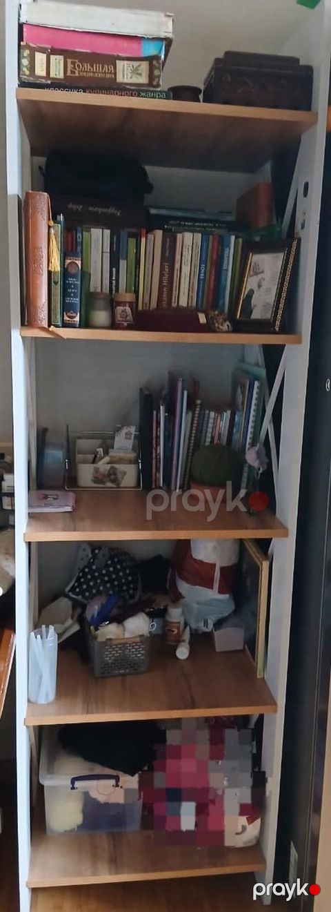 Ağ kənarlı, taxta rəfləri olan çoxrəfli şkaf. Kitab şkafı kimi və — Bakı