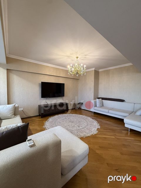 Satılır 5 otaqlı köhnə tikili 190 m² — Bakı