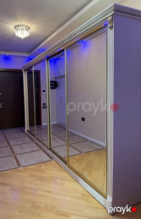 *550azn* Dəhliz dolabı Ölçü 4 metr.Yaxsi veziyyetdedir. Unvan Park — Bakı