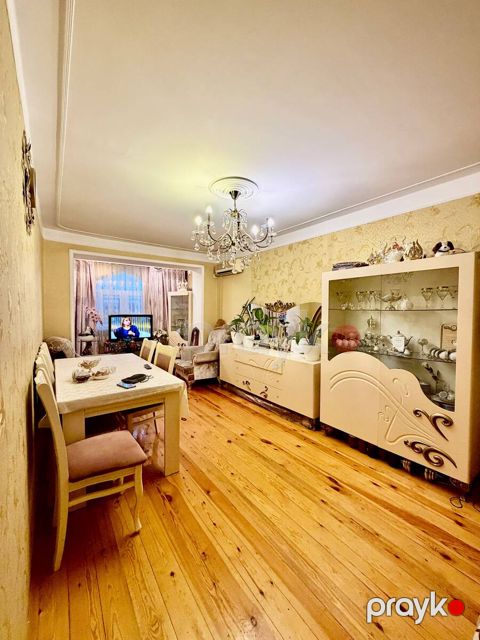 Satılır 4 otaqlı köhnə tikili 100 m² — Bakı