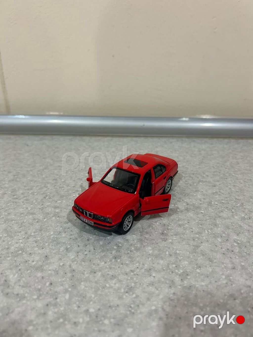 Qırmızı rəngli sedan miniatür avtomobil modeli - Korpus: dörd qapılı — Modellar, Bakı (3)