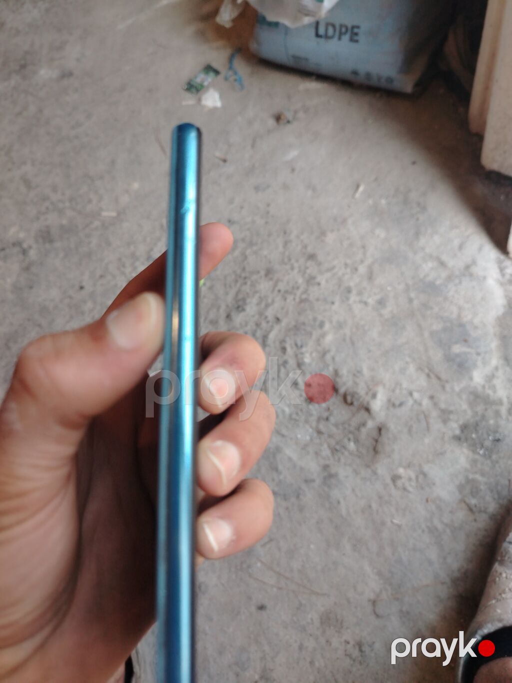 Mavi rəngli smartfon - Yan hissədə fiziki səs tənzimləmə düymələri və — Digər smartfonlar, Saray (2)