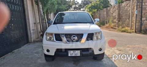 Nissan Navara LE pikap - Kuzov: ağ rəng, öndə xrom radiator — Digah