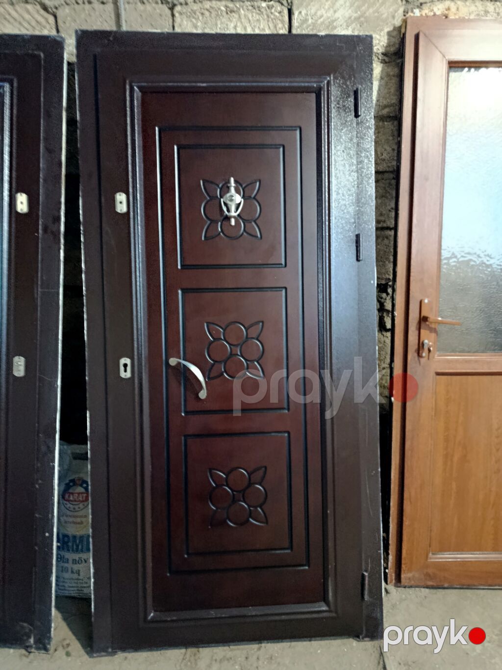 Seyf qapı, keyfiyyətli çox ağır qapı,di çox az istifadə olunub təzədən — Pəncərələr, qapılar, balkonlar, Bakı (2)