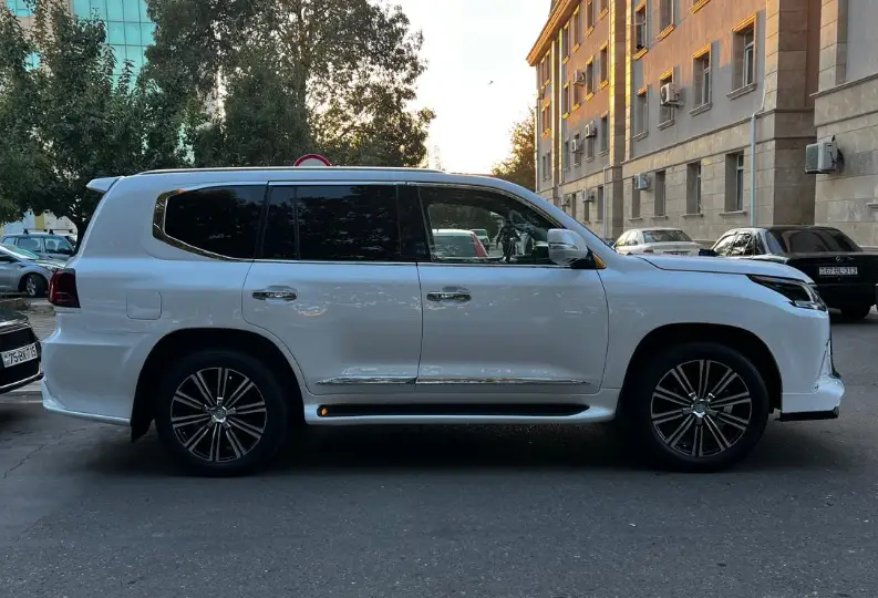 Lexus LX 570 2009 — gündəlik icarə — Passenger Car Rental