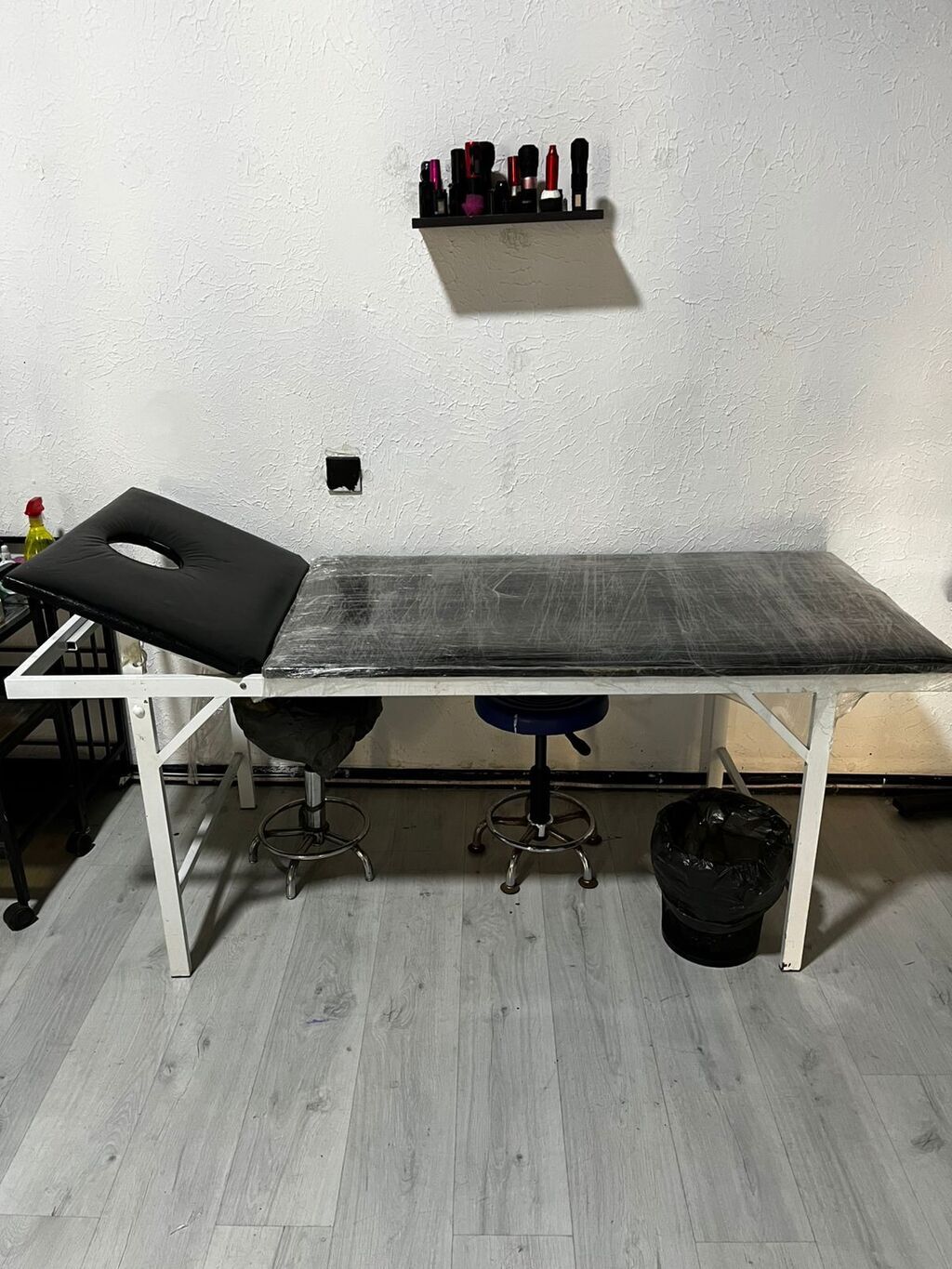 Kuşetqa 2 eded Qiymet 50 azn (1) ededi Unvan 28 may Vesile 5696 — Salon mebeli, Bakı