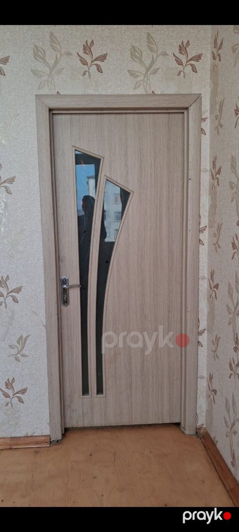 İç qapı – ağac teksturalı, açıq palıd rəngində - Material: MDF/laminat — Masazır