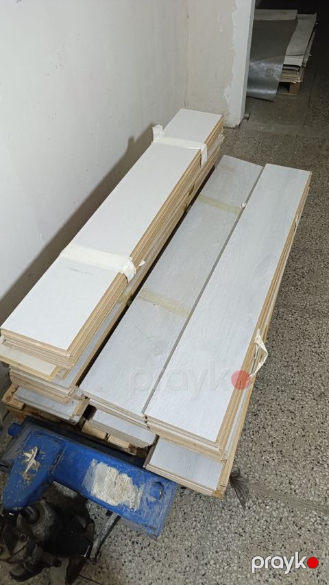 Açıq boz rəngli laminat döşəmə taxtaları - Material: Laminat (taxta — Bakı