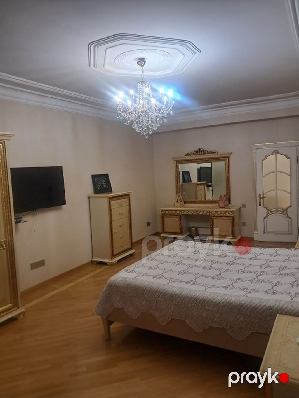 Geniş və zövqlə dizayn edilmiş mənzil interyeri - Zal: Klasik üslubda — Mənzil, Bakı (3)