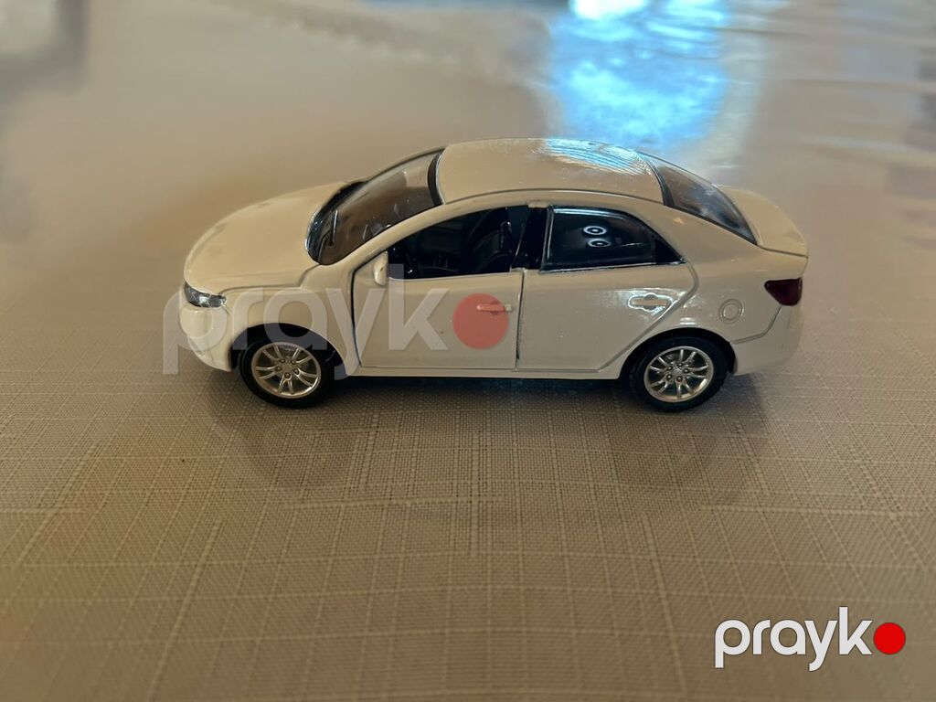 Ağ rəngli sedan tipli metal oyuncaq avtomobil modeli - Material — Modellar, Bakı (4)