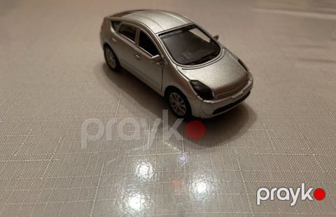 Gümüşü rəngli metal oyuncaq avtomobil maketi - Miqyas: təxminən