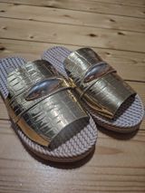 Yeni. Qızılı rəngli qadın şlapanları - Model: slip-on, geniş üst — ariz