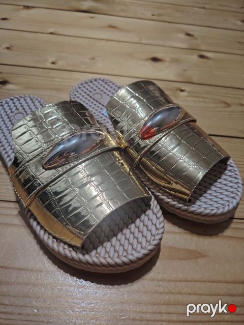 Yeni. Qızılı rəngli qadın şlapanları - Model: slip-on, geniş üst — Bakı