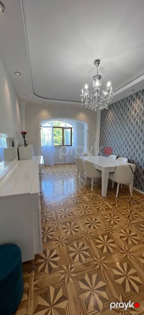 Satılır 4 otaqlı köhnə tikili 110 m² — Bakı