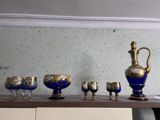 Kobalt mavi şüşədən hazırlanmış zərif qraf və qədəh dəsti — eetirov