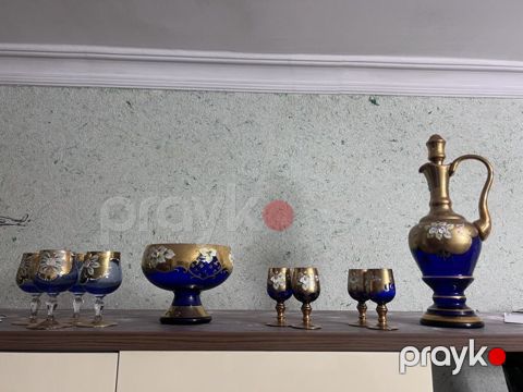 Kobalt mavi şüşədən hazırlanmış zərif qraf və qədəh dəsti — Bakı
