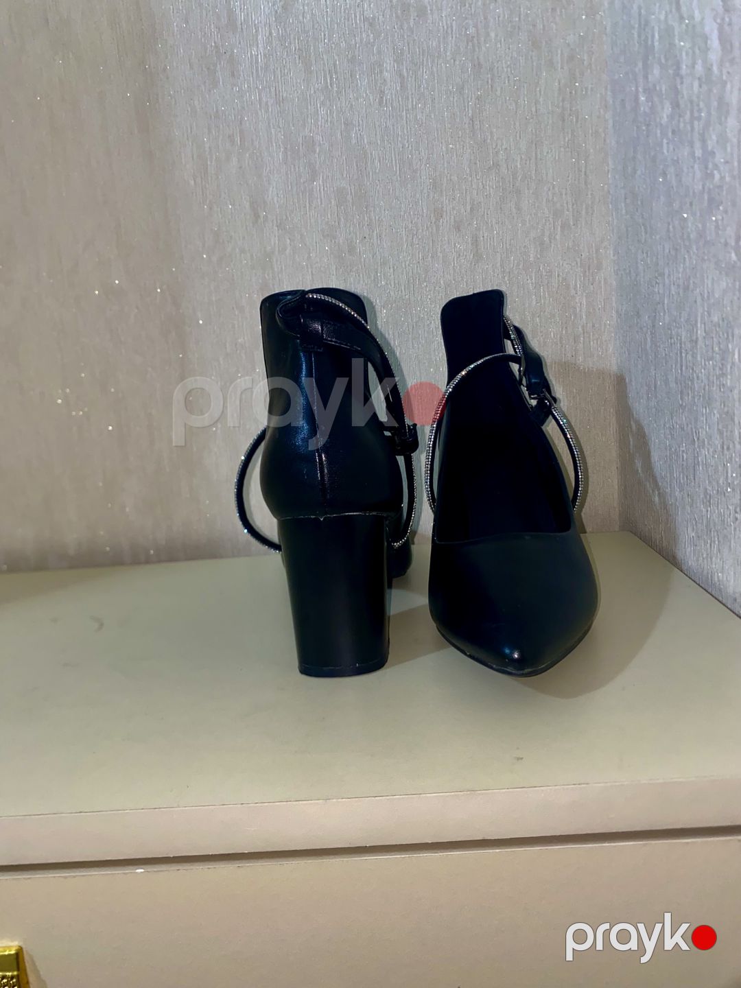 Qara çəkmə, blok kəndi tərz, zəncir bəzəyi — Çəkmə, Bakı (2)
