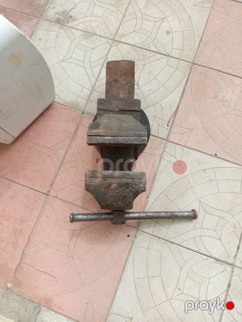 Dəzgah üçün metal sıxacaq (mengene) - Material: tökmə dəmir gövdə — Saray