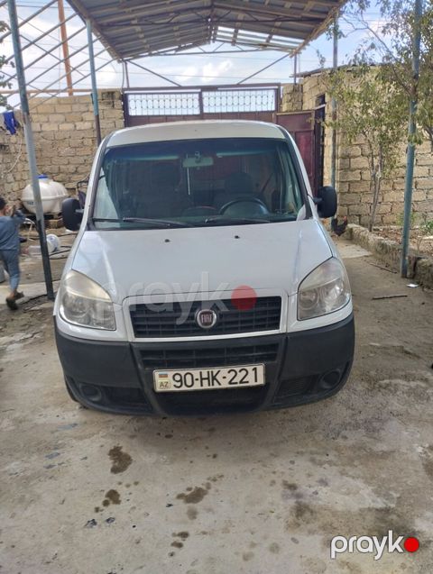Fiat Doblo Cargo, ağ rəng, yükdaşıma üçün praktik furqon. Texniki və