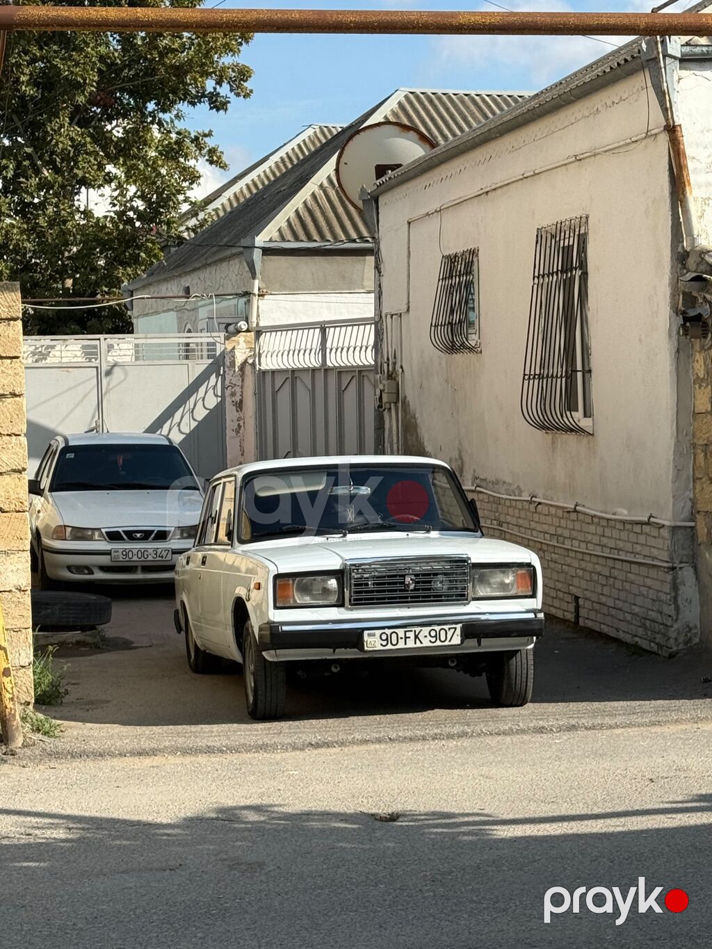 Lada 2107, ağ rəng, sedan. Xüsusiyyətlər və təchizat: - Salon: qara — Avtomobillər, Xırdalan (2)