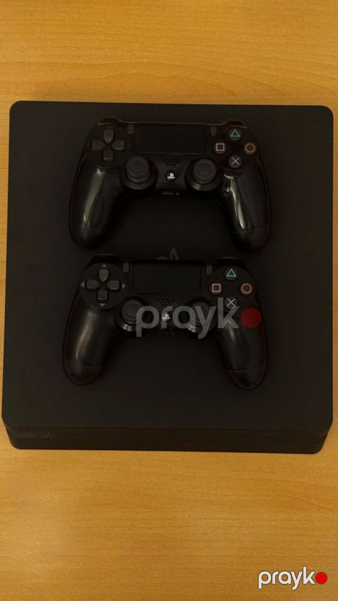 Playstation 4 Slim 1TB İdeal vəziyyətdə 2 original dualshock yanında — Bakı