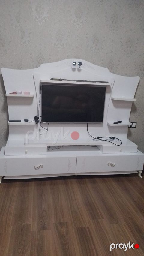 Ağ rəngdə TV stendi və media divar modulu - Klassik-naqişli dizayn — Bakı
