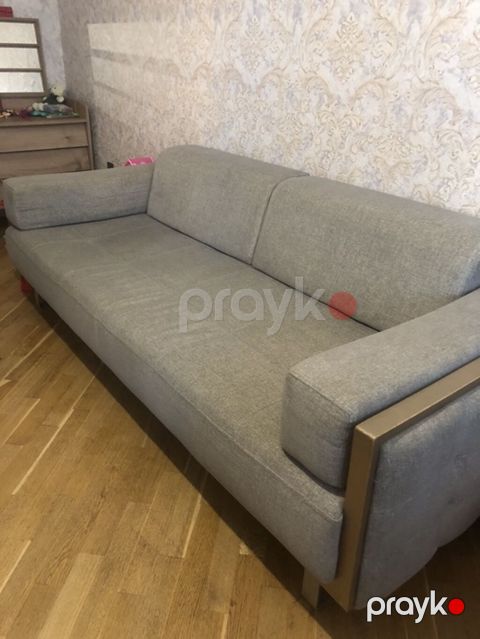 Müasir tərzdə, boz rəngli rahat divan. - Minimalist dizayn: düz — Bakı