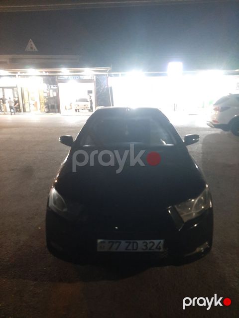 Avtomobil – qara rəngli sedan Xüsusiyyətlər: - Kuzov: 4 qapılı sedan — Bakı