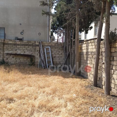 Hasarlı həyət sahəsi – abadlaşdırma üçün əlverişli - Daş hasarla tam — Bakı