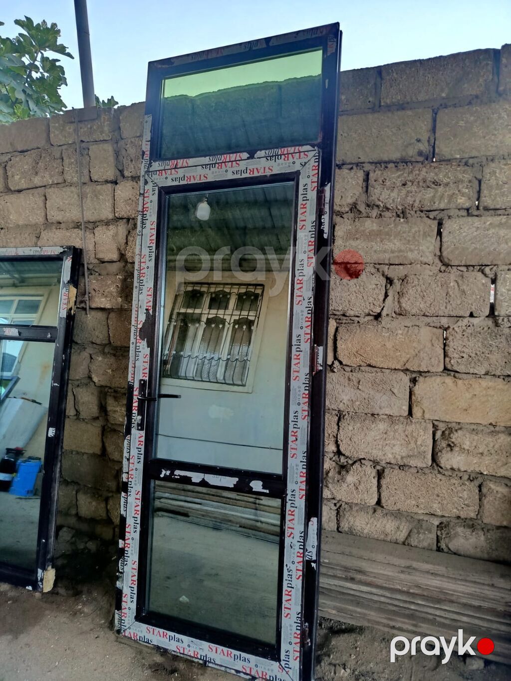Plastik qapi, rengi koyu meşe, karicniv paket şuse, qalin profil ile — Pəncərələr, qapılar, balkonlar, Digah (3)