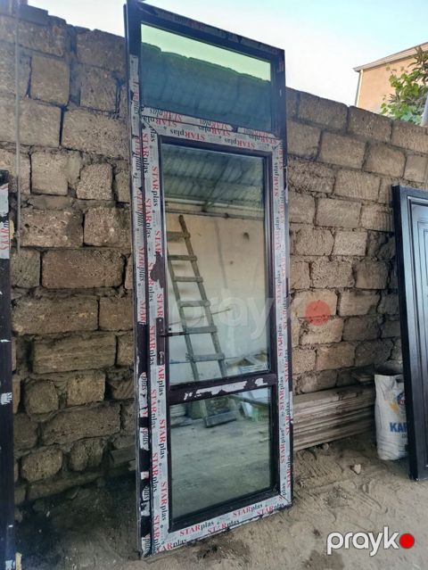 Plastik qapi, rengi koyu meşe, karicniv paket şuse, qalin profil ile — Digah