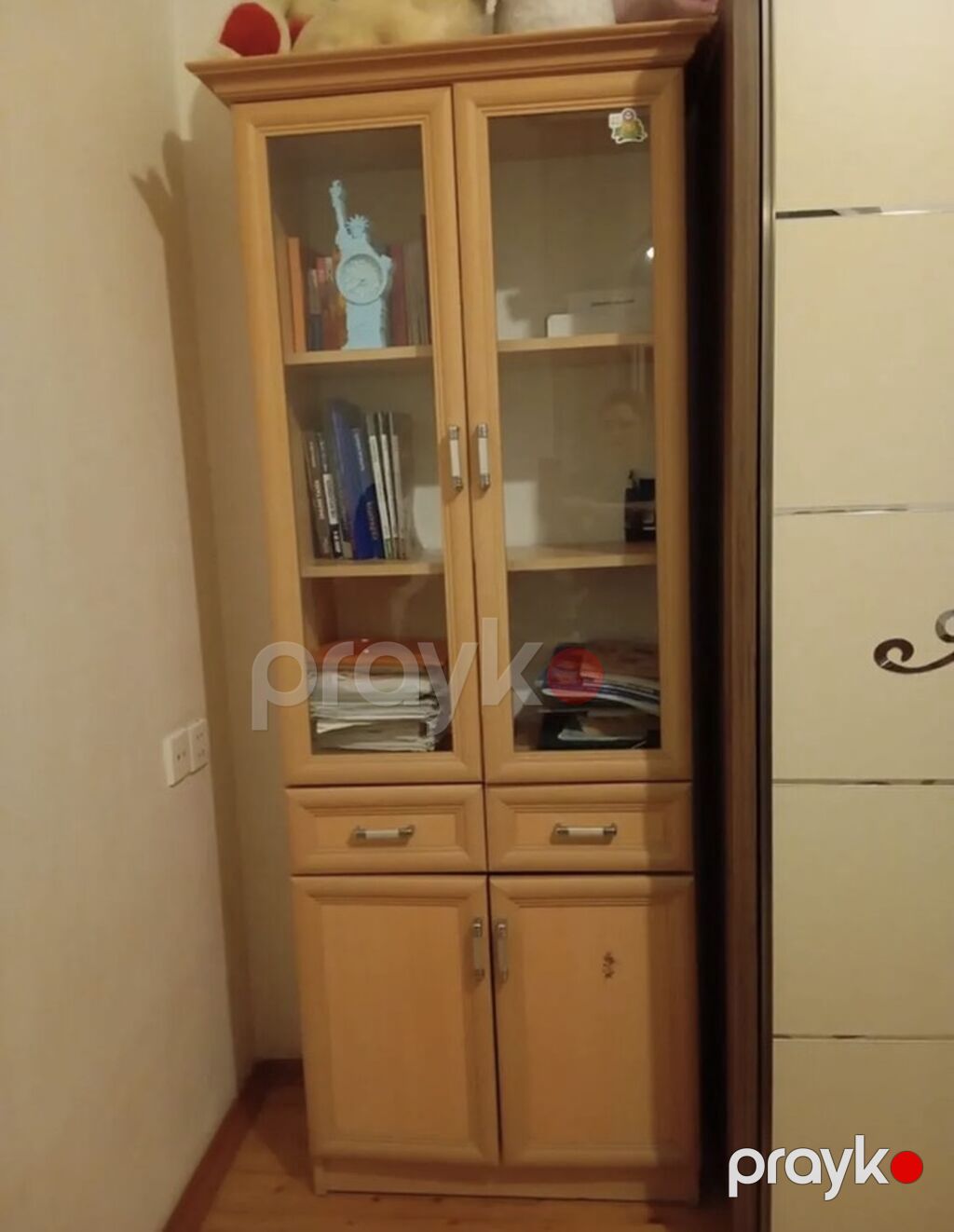 Şüşə vitrinli kitab şkafı satılır - Üst hissə: 2 şüşə qapı, içəridə 3 — Rəflər, Masazır (2)