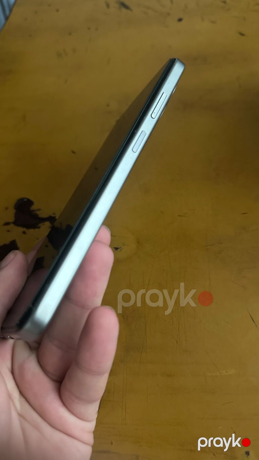 Smartfon – gümüş rəngli, zərif düz kənarlı korpus, ön tərəfdə tam — Digər smartfonlar, Bakı (3)