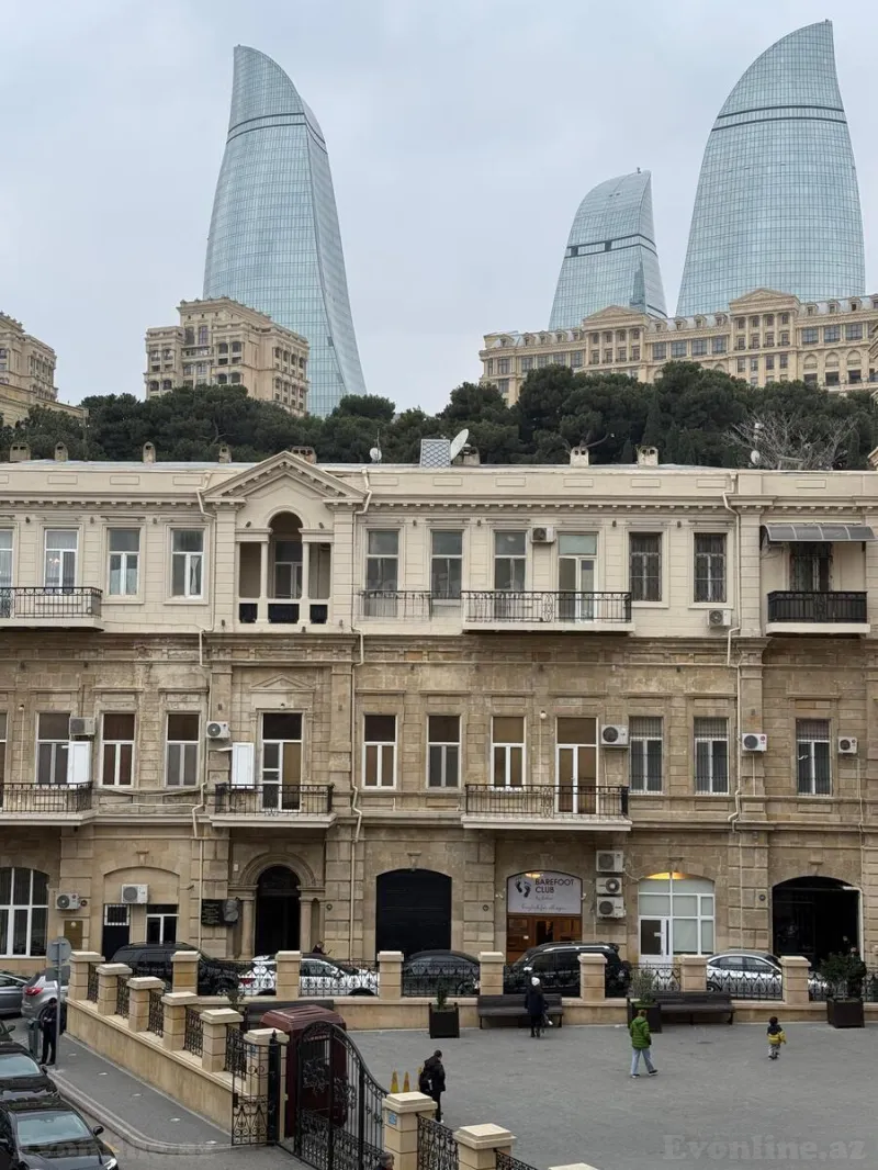 Satılır 4 otaqlı Mənzil Köhnə tikili 120 m² Bakı, Səbail r — Bakı