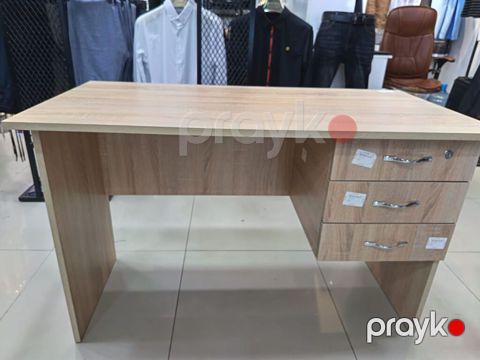 3 siyirməli masa satılır. 1-ci növ laminantdan hazırlanıb. Bir — Xırdalan