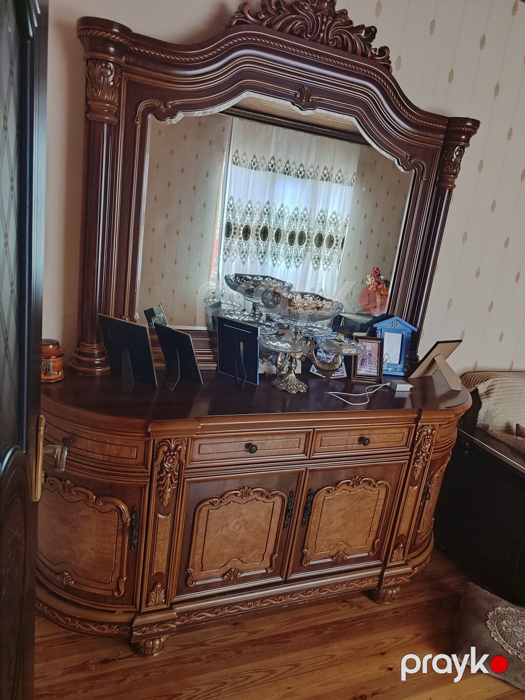 Klassik üslubda qonaq otağı mebel dəsti Tərkibi: - Vitrin şkaf (4 — Qonaq otağı üçün, Digah (4)
