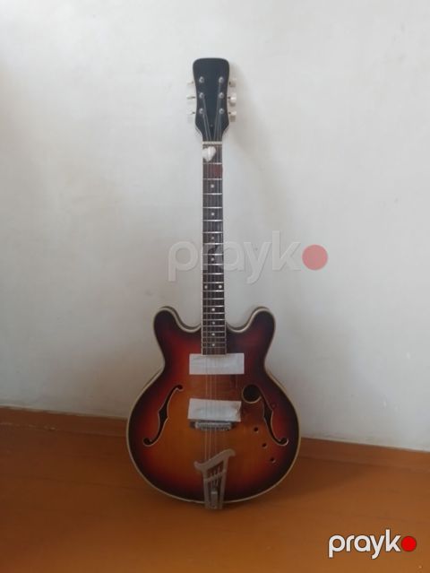 Yarım-akustik elektrik gitara – hollow-body, çift “f” delikli korpus — Tərtər