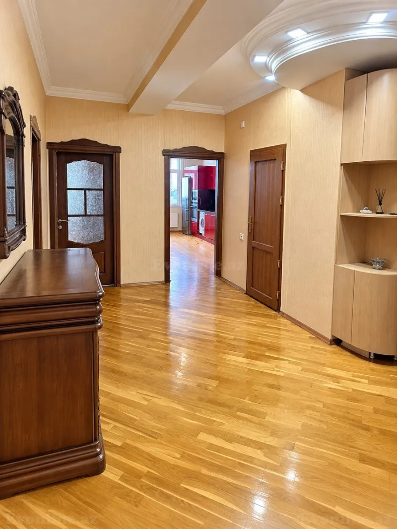 Satılır 3 otaqlı Mənzil Yeni tikili 130 m² Bakı, Binəqədi r., Memar Əcəmi m., 9-cu mikrorayon — Bakı