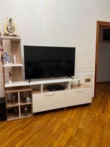 TV stendi və dekorativ rəf sistemi - Material: ağ və açıq ağac — Ürünler