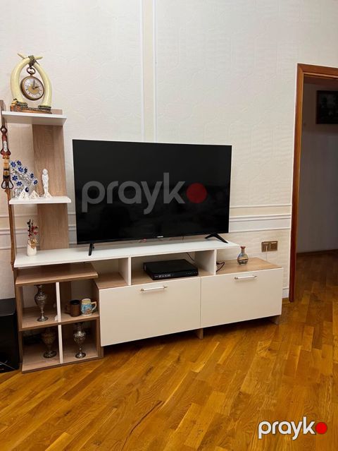 TV stendi və dekorativ rəf sistemi - Material: ağ və açıq ağac