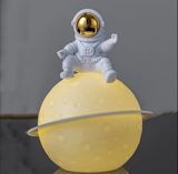 Lampa "Astronavt On Moon" — Ling Group Translate Llc.