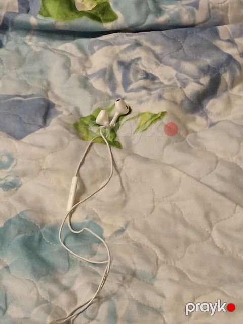 Ağ rəngli naqilli qulaqcıq - Qulaqdaxili (earpods tipli) dizayn — Bakı