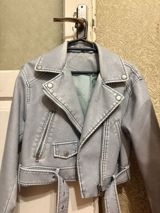 Gümüşü-boz rəngdə qısa “biker” üslublu qadın kurtkası. - Material — Memmed