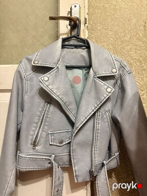 Gümüşü-boz rəngdə qısa “biker” üslublu qadın kurtkası. - Material — Ucar