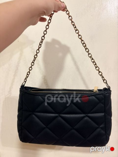 Qara rəngli zəncirli çiyin çantası - Material: yumşaq, mat teksturalı — Ucar