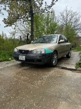 Hyundai Elantra, 2001 il — Автомобили